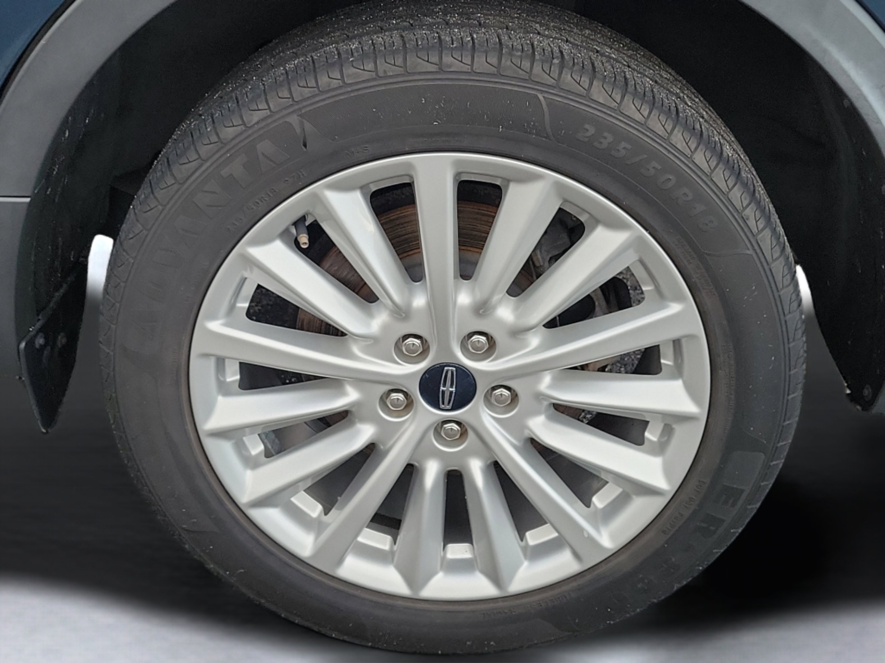 Used 2019 Sea Green Lincoln Standard image 9