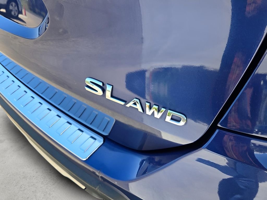 Used 2018 Caspian Blue Nissan SL image 18