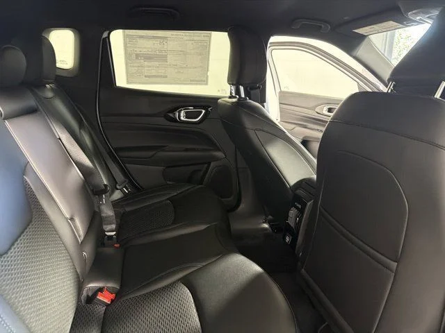 New 2026 White Jeep Latitude image 27