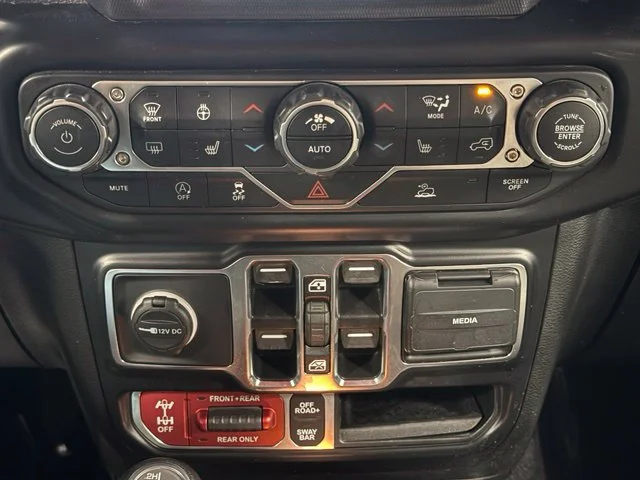 Used 2022 Silver Jeep Rubicon image 27