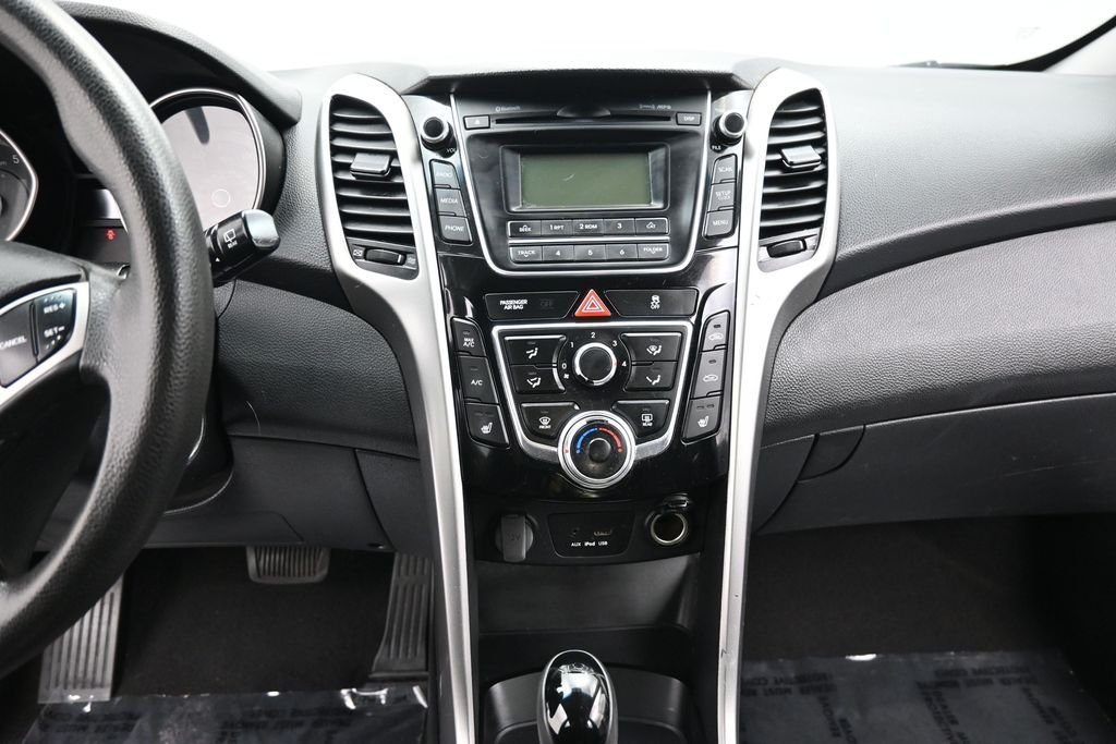 Used 2013 Shimmering Silver Metallic Hyundai Base image 15