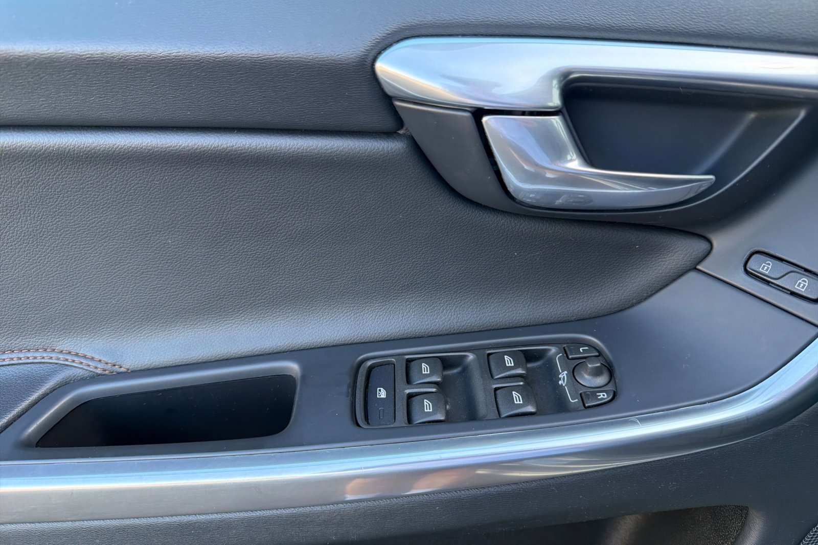 Used 2017 Silver Volvo Dynamic image 9