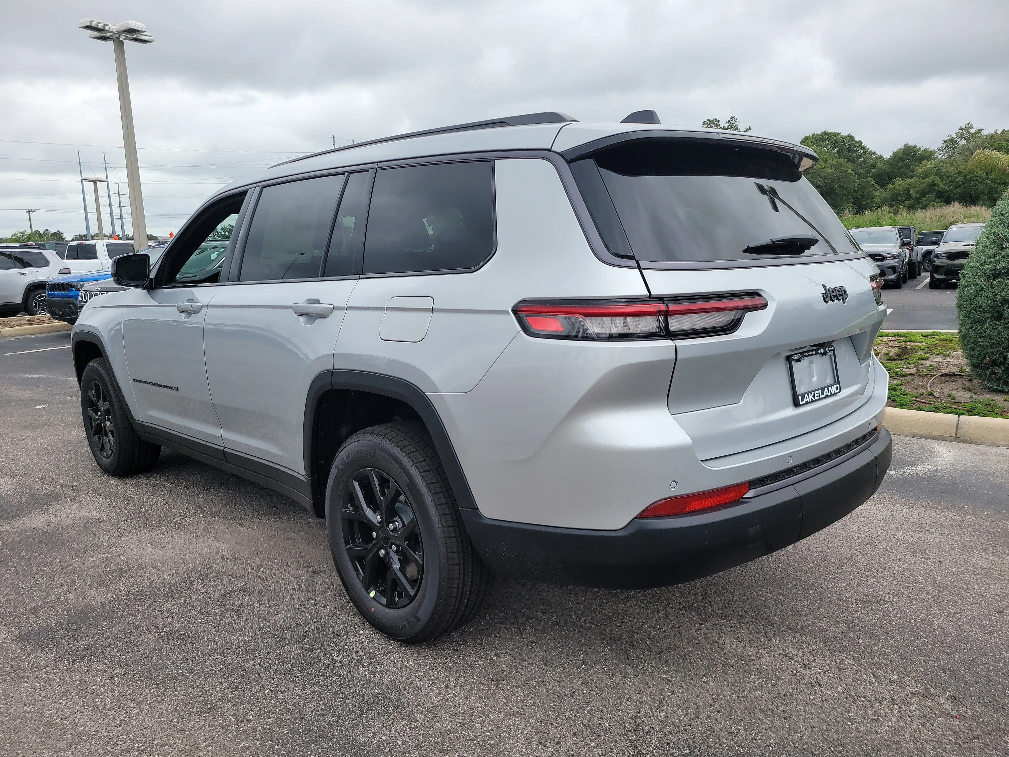 New 2026 Silver Zynith Jeep Laredo Altitude image 8