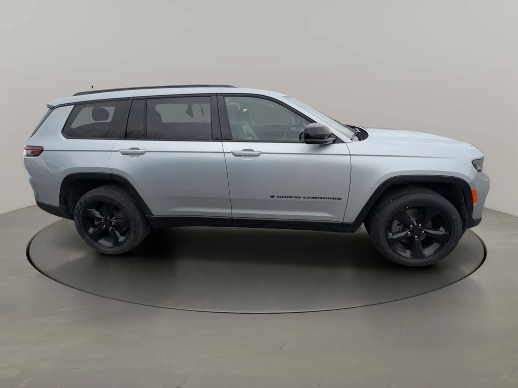 Used 2023 Silver Jeep Limited image 5
