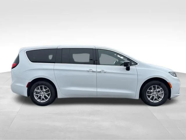 New 2026 Bright White Clear-Coat Exterior Paint Chrysler Select image 8