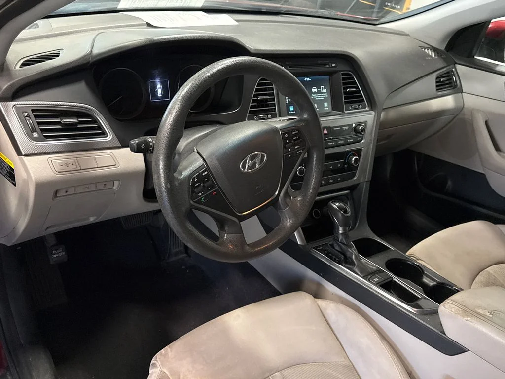 Used 2016 Red Hyundai SE image 5