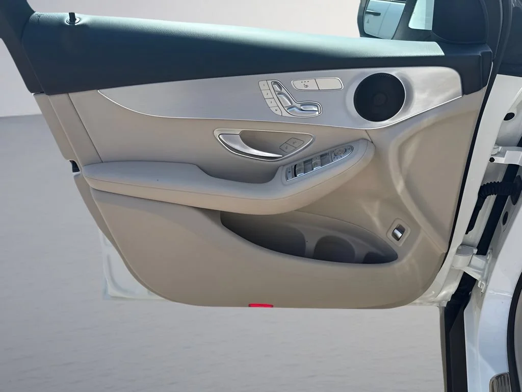 Used 2022  Mercedes-Benz GLC 300 image 28