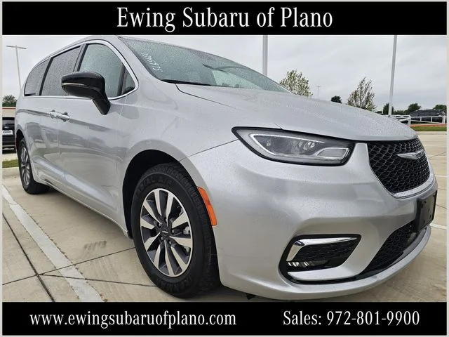2024 Chrysler Pacifica Hybrid Select PHEV's photo