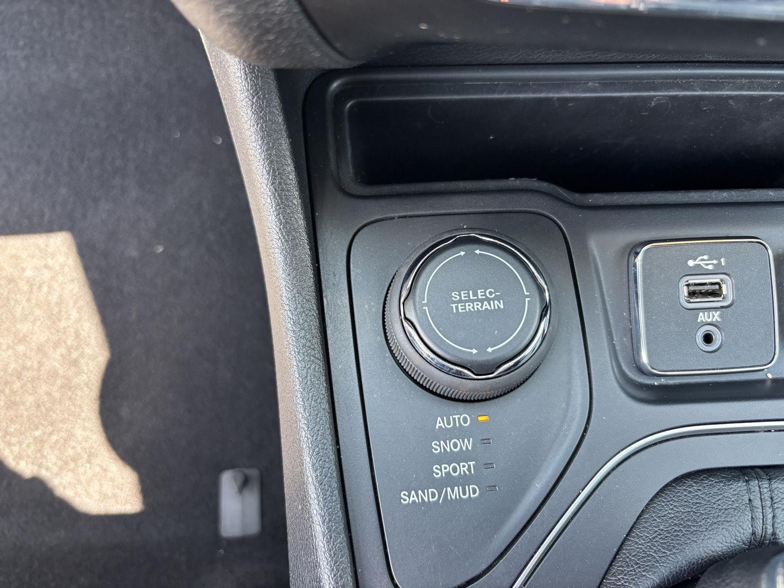 Used 2019 Diamond Black Crystal Pearlcoa Jeep Latitude Plus image 22