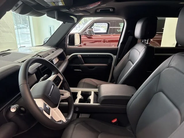 New 2025 Fuji White Land Rover X-Dynamic SE image 3