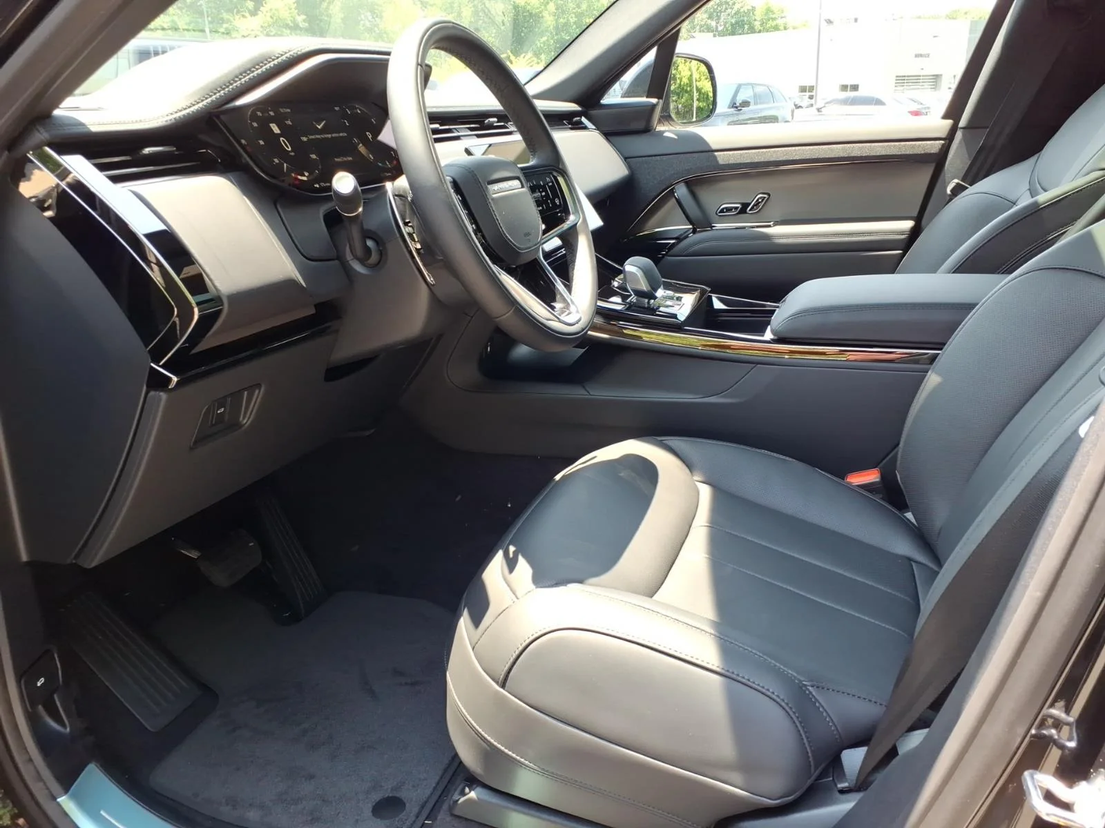 New 2026 Santorini Black Land Rover SE image 17