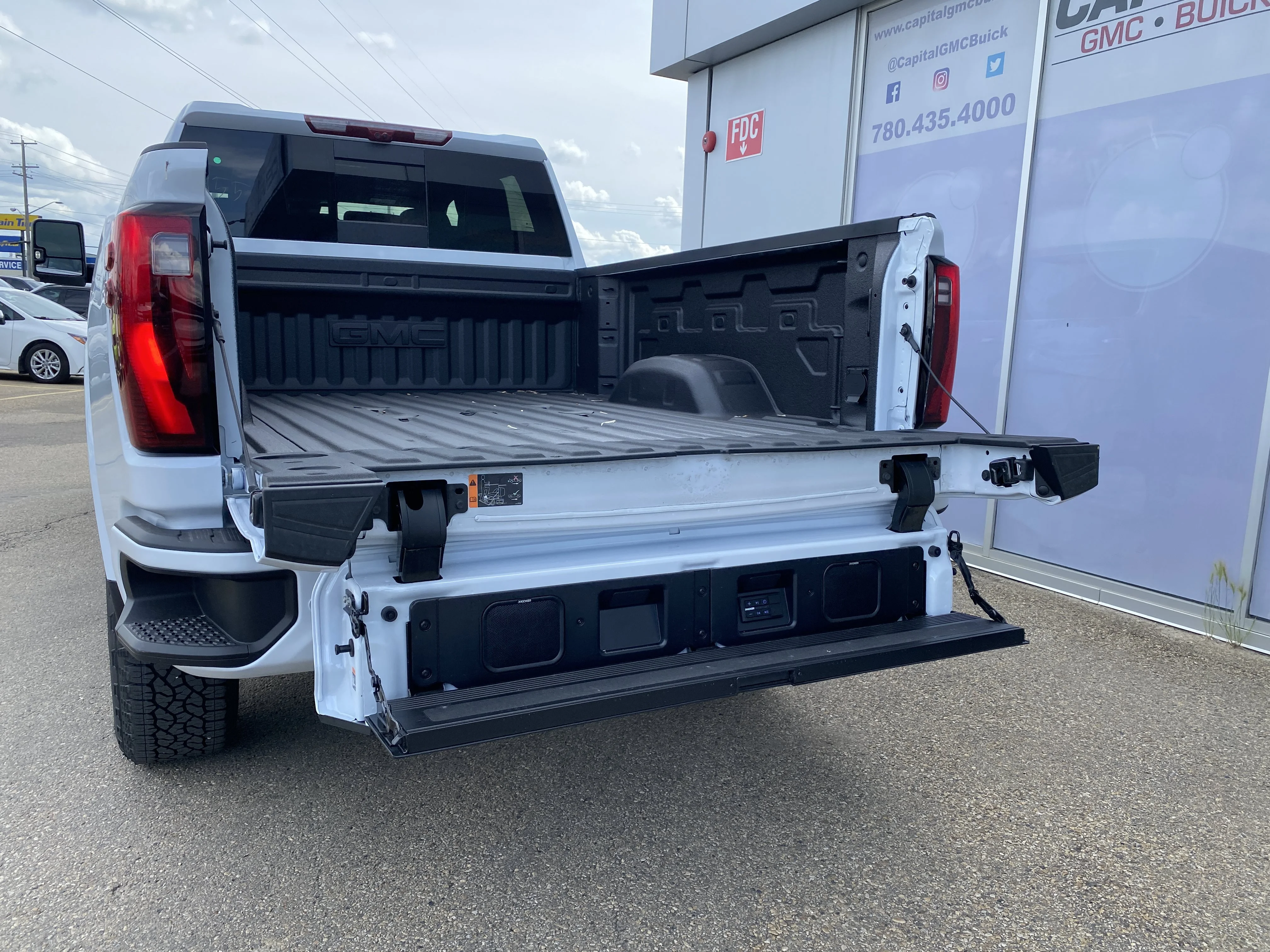 New 2026 GLACIER WHITE TRICOAT GMC Denali Ultimate image 5