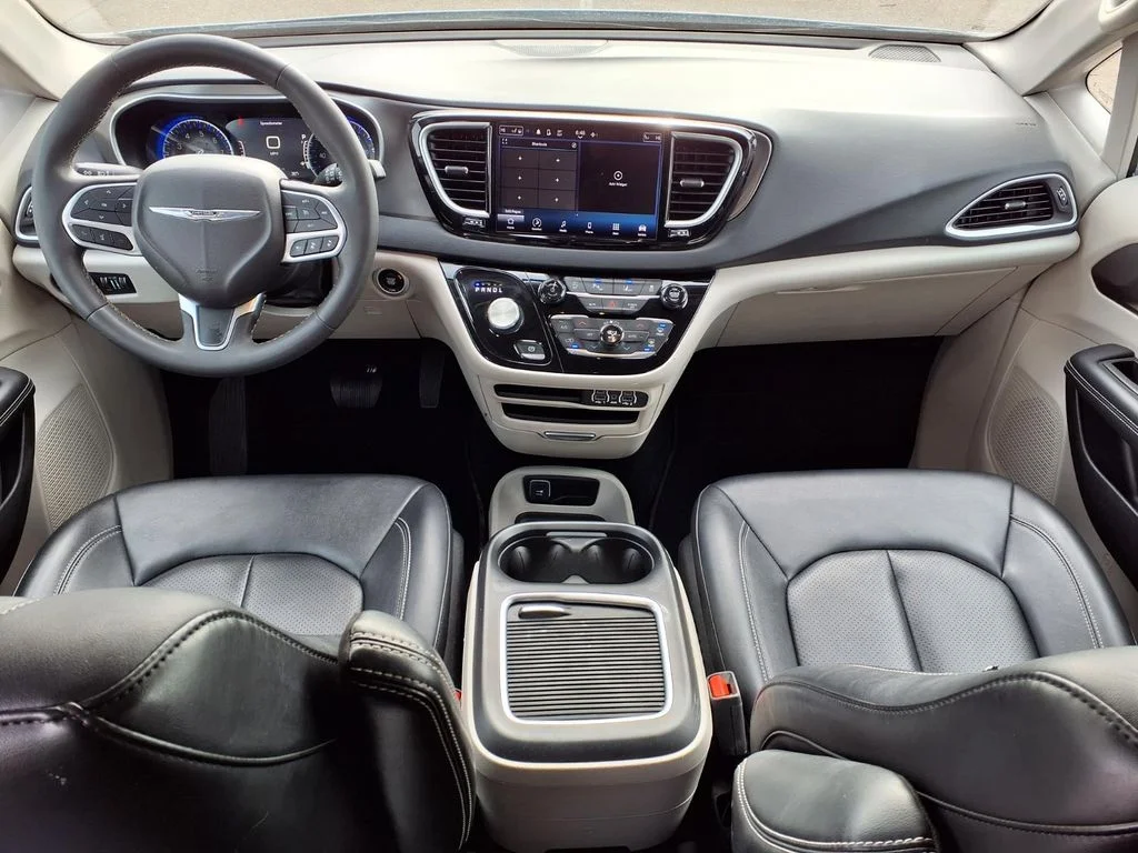 Used 2024 Silver Chrysler Touring L image 13