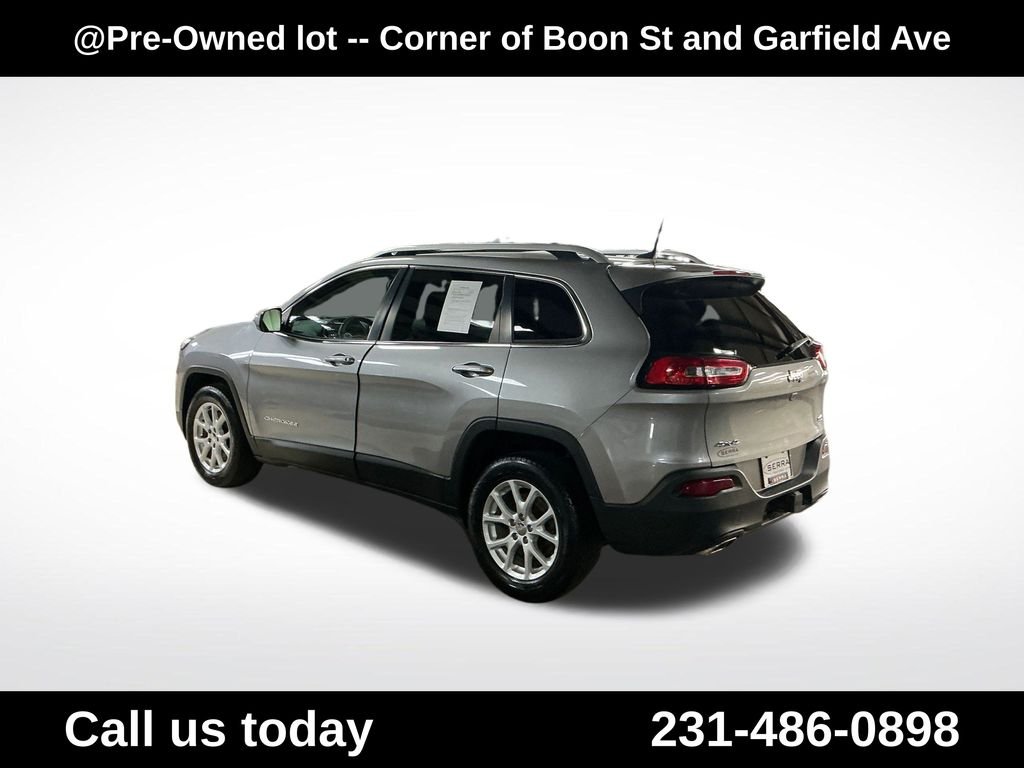 Used 2016 Silver Jeep Latitude image 3