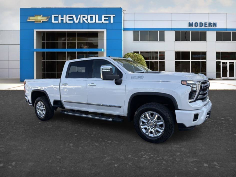 Used 2025 Iridescent Pearl Tricoat Chevrolet High Country image 6
