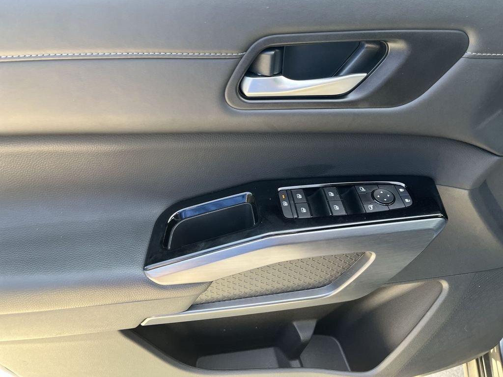 Used 2025 Gray Nissan SL image 13