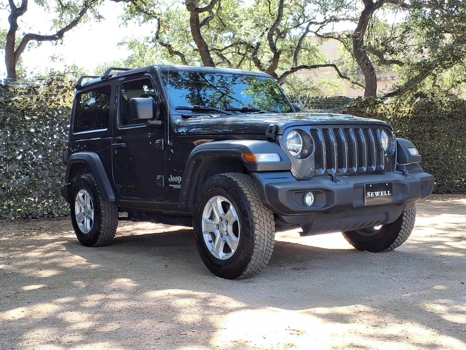 Used 2019  Jeep Sport S image 4