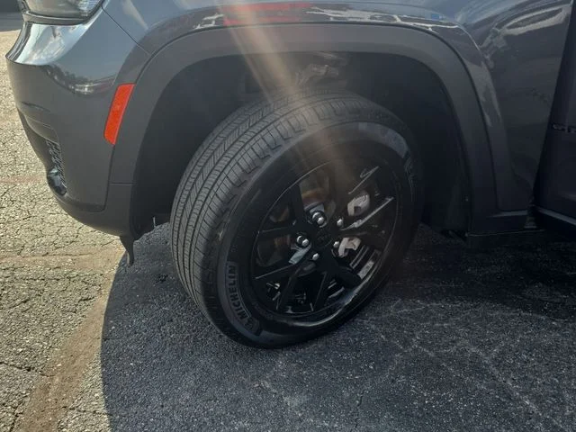 Used 2024 Gray Jeep Altitude image 33