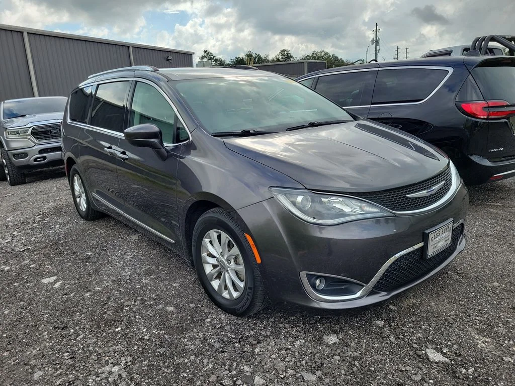 Used 2018 Gray Chrysler Touring L image 1