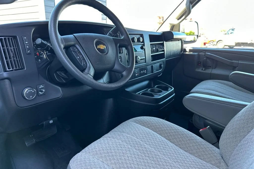 2024 Chevrolet Express Passenger LT - Photo 10