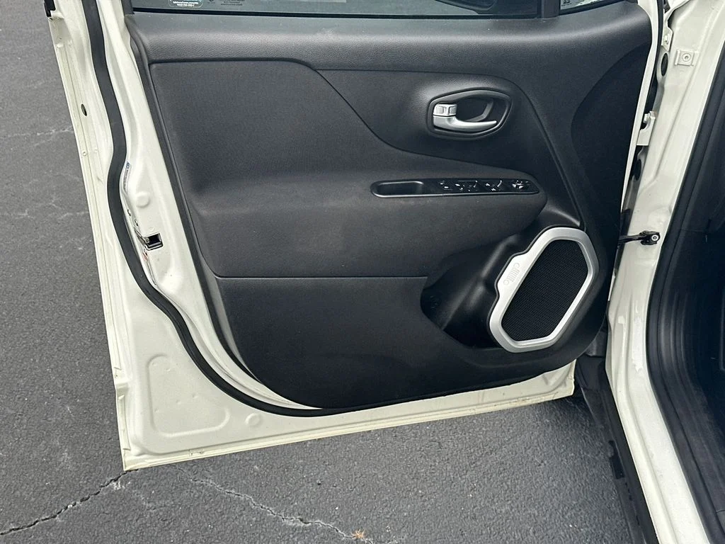 Used 2019 White Jeep Latitude image 10