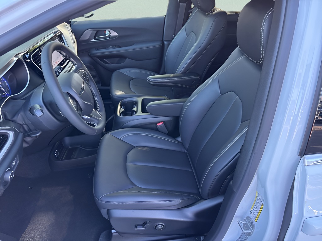 New 2026 Bright White Clear-Coat Exterior Paint Chrysler Select image 27