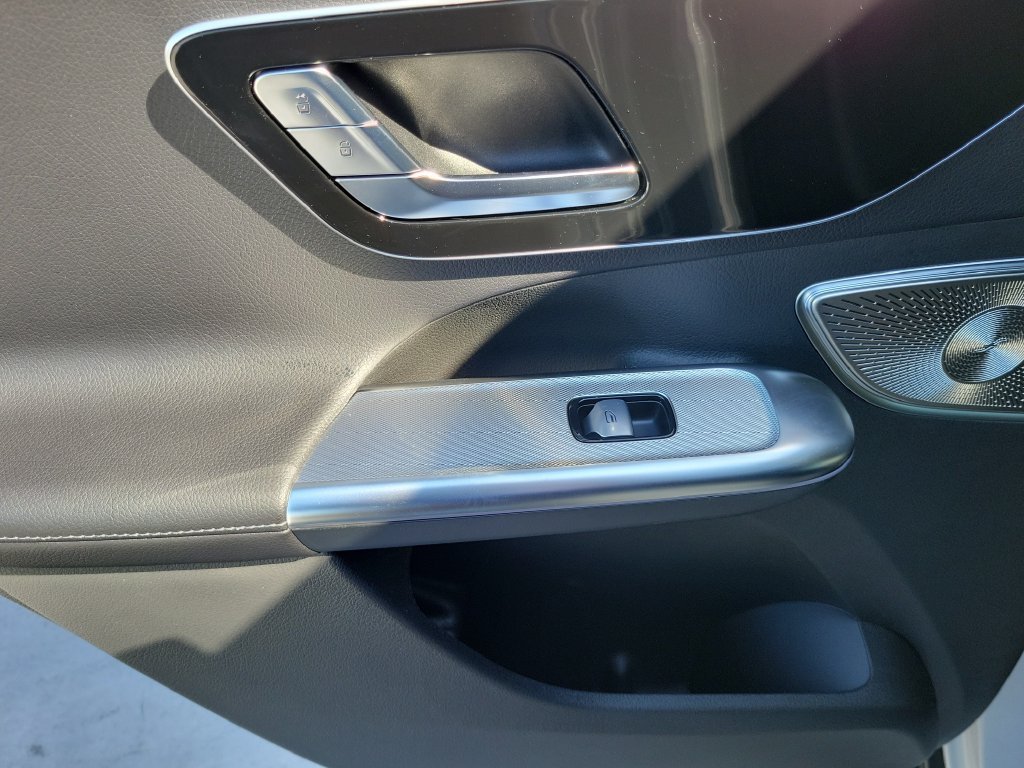 New 2027 MANUFAKTUR Alpine Grey Mercedes-Benz EQE 320 image 14