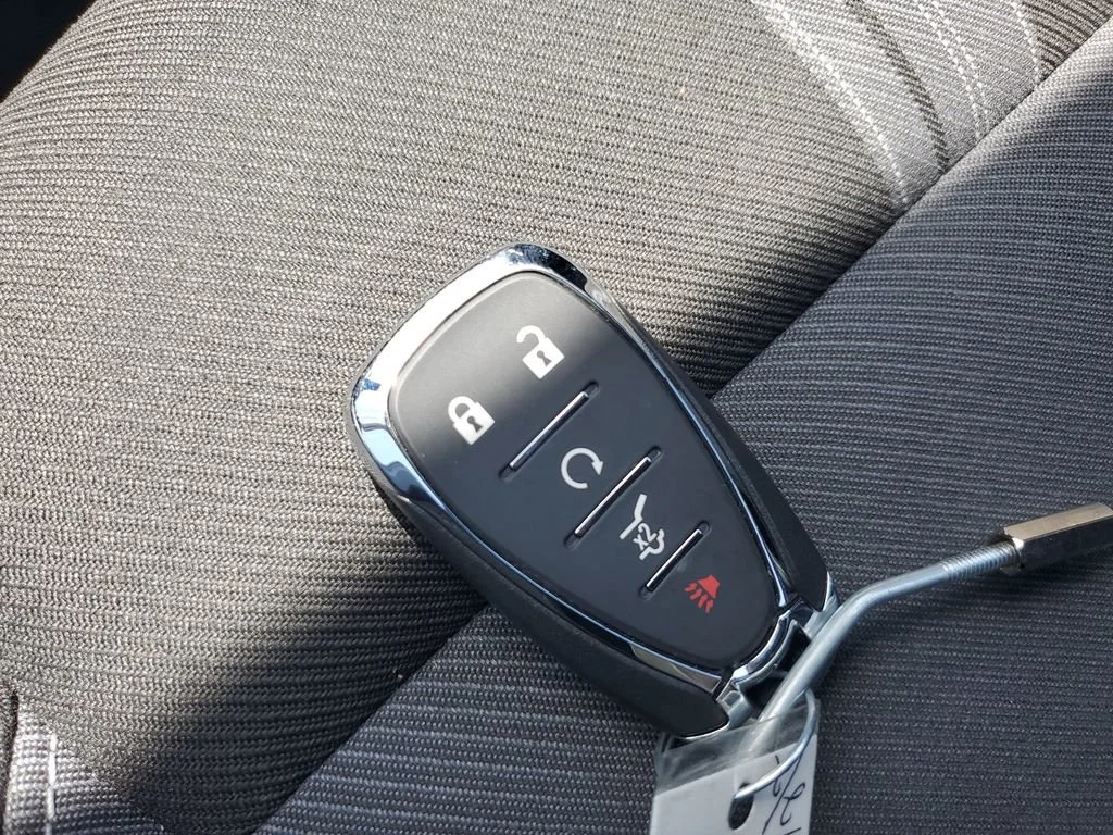 Used 2024 Summit White Chevrolet 2LT image 24