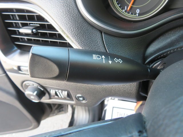 Used 2019 Diamond Black Crystal Pearlcoat Jeep Altitude image 30