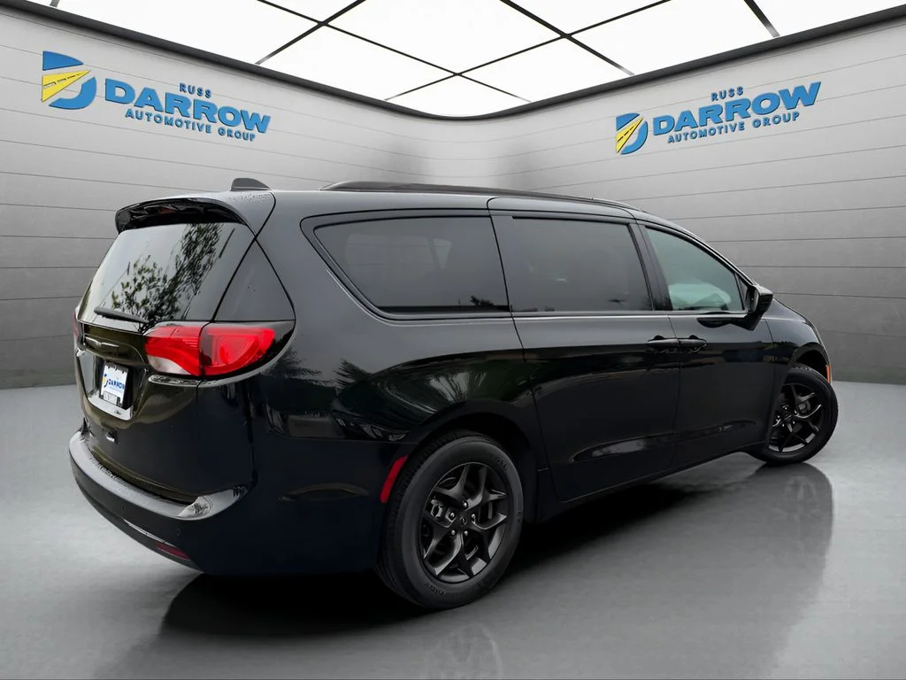 Used 2020 Black Chrysler Touring L image 5