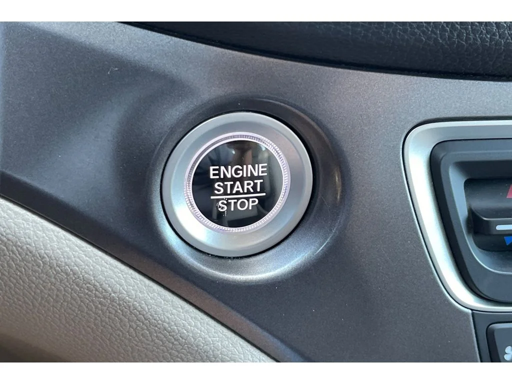 Used 2018 White Diamond Pearl Honda EX image 33