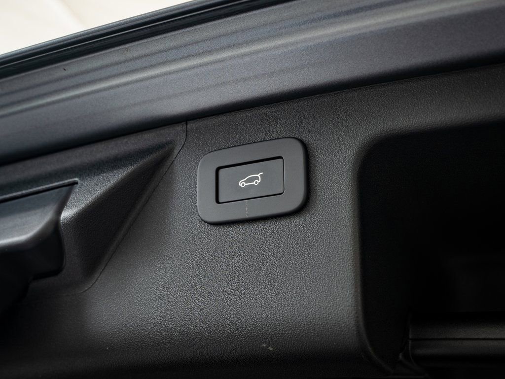 Used 2025 Eiger Grey Metallic Land Rover S image 18