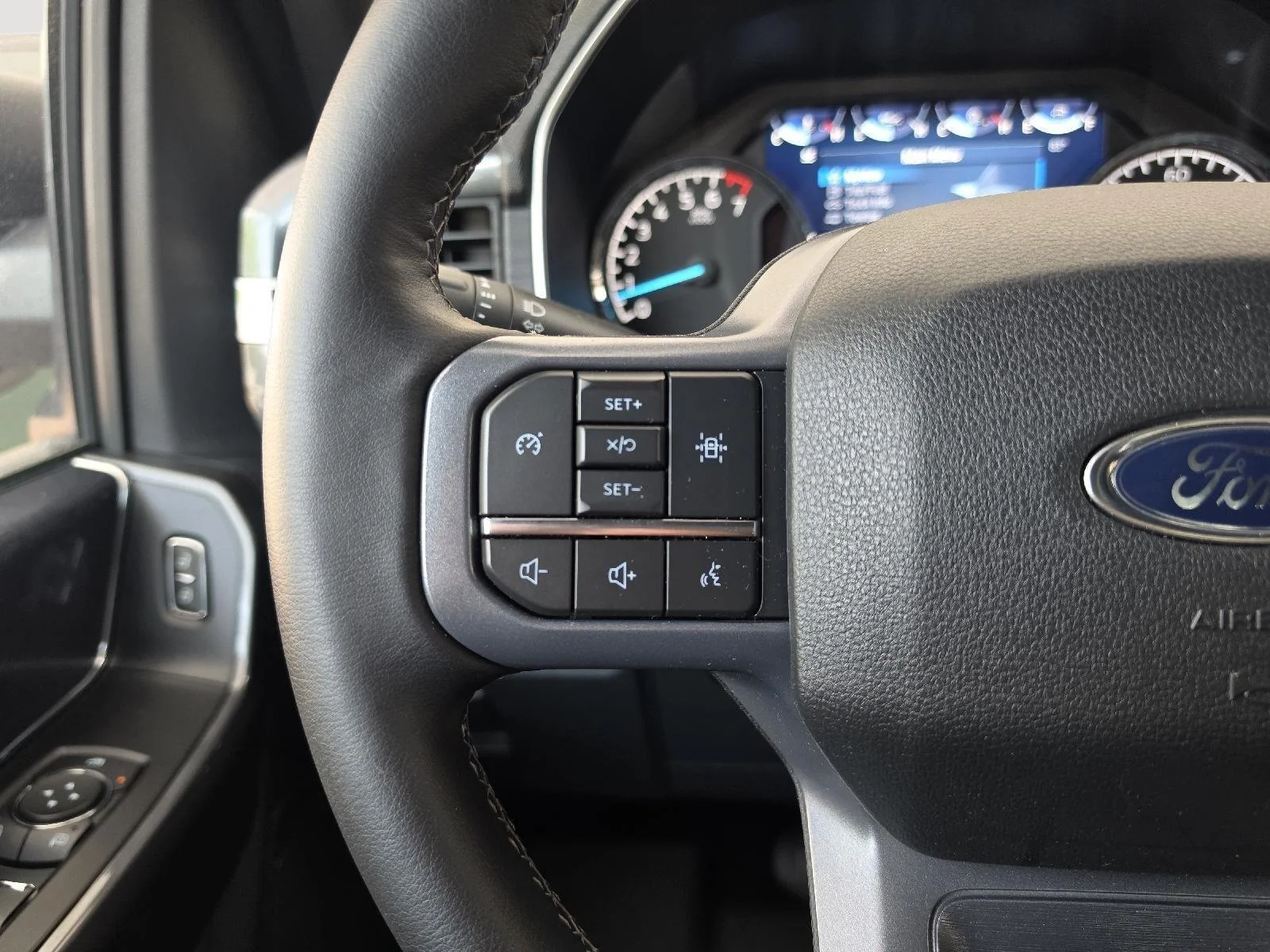 Used 2023 Oxford White Ford XLT image 34