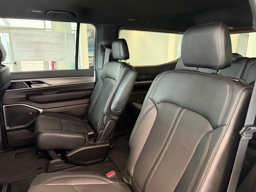 New 2026 Silver-Zynith Exterior Paint Jeep Limited Altitude image 33