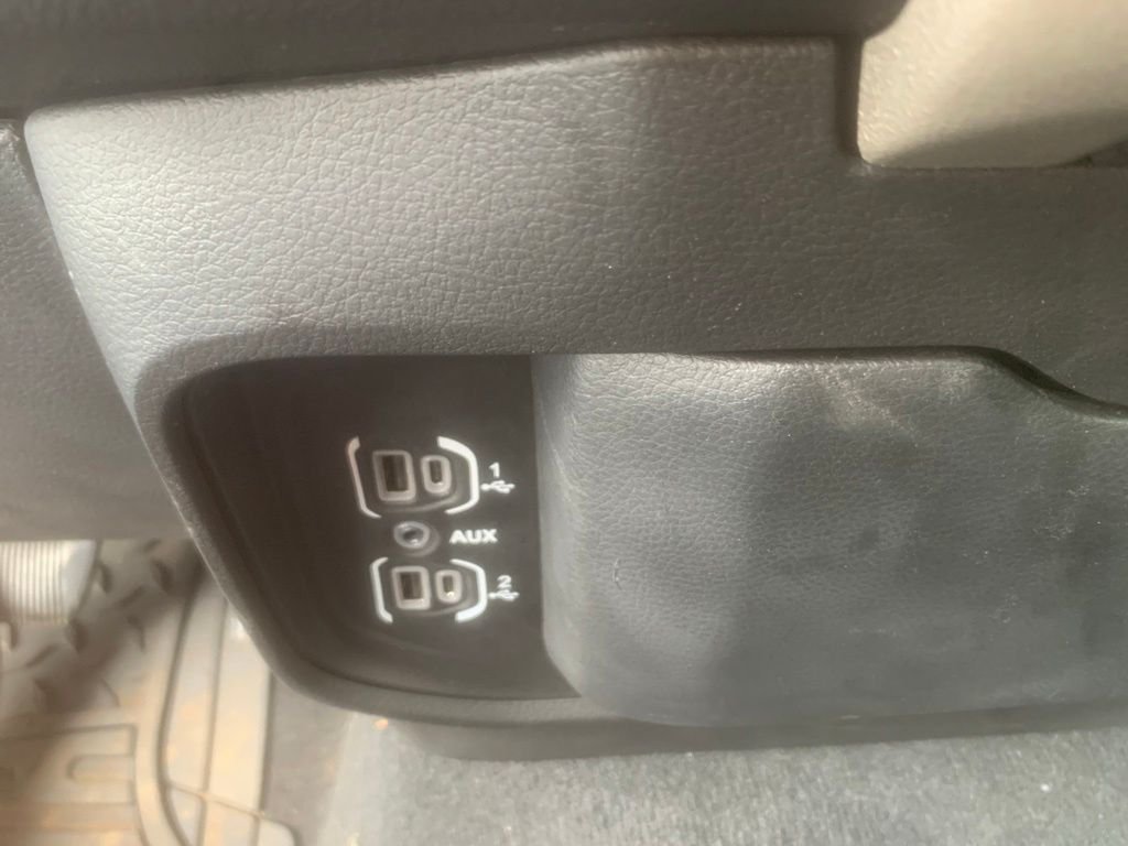 Used 2019 Billet Silver Metallic Clearcoat Ram Laramie image 23