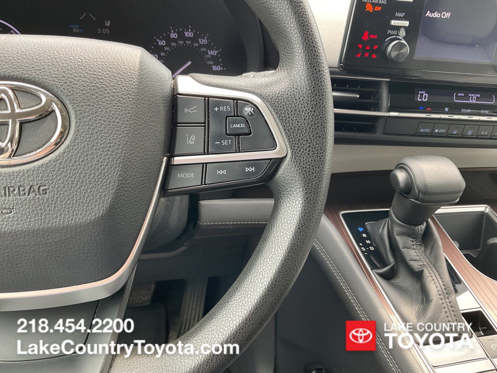 Used 2021 White Toyota LE image 25