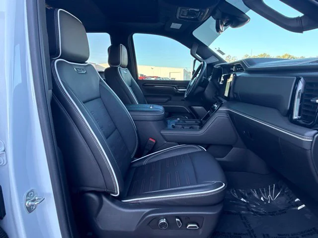 Used 2025 White GMC AT4X image 22