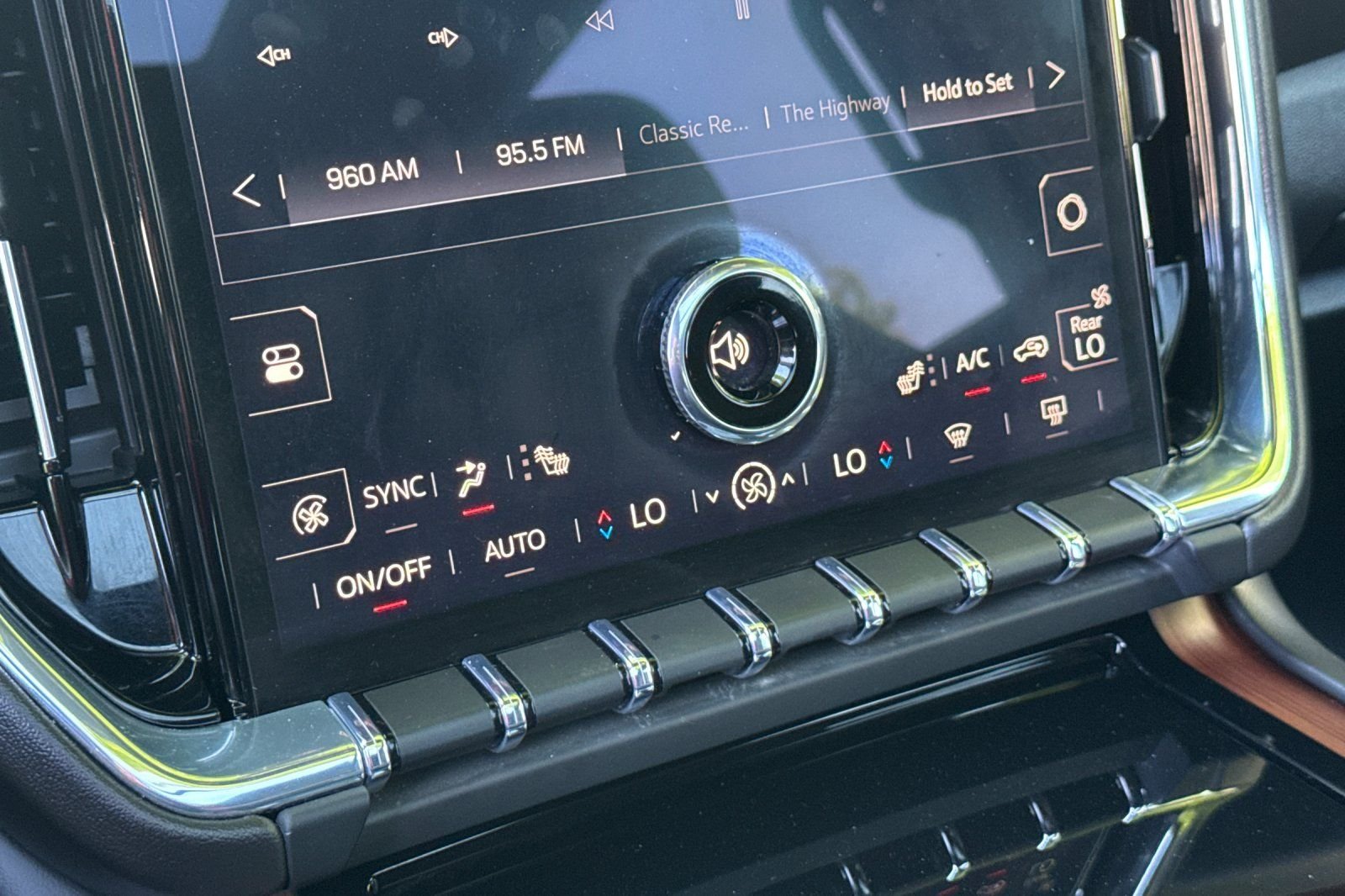 Used 2025  GMC Denali image 23