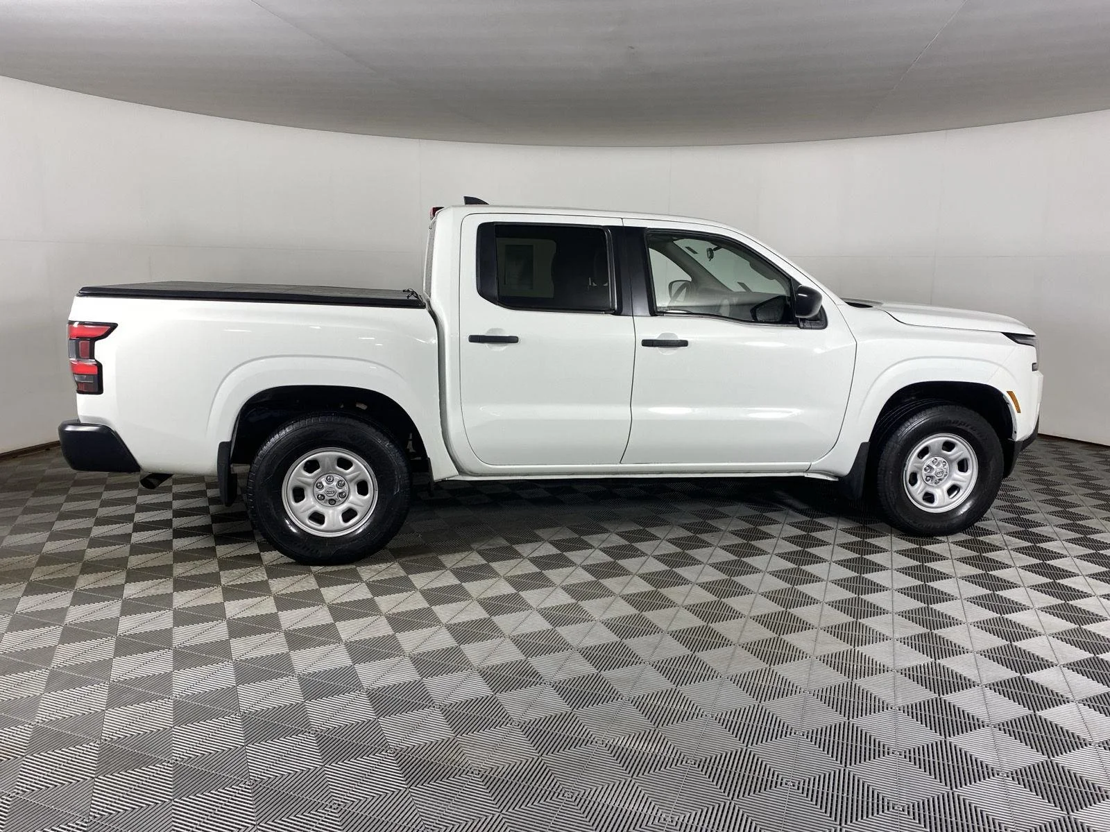Used 2022 Wh Nissan S image 8