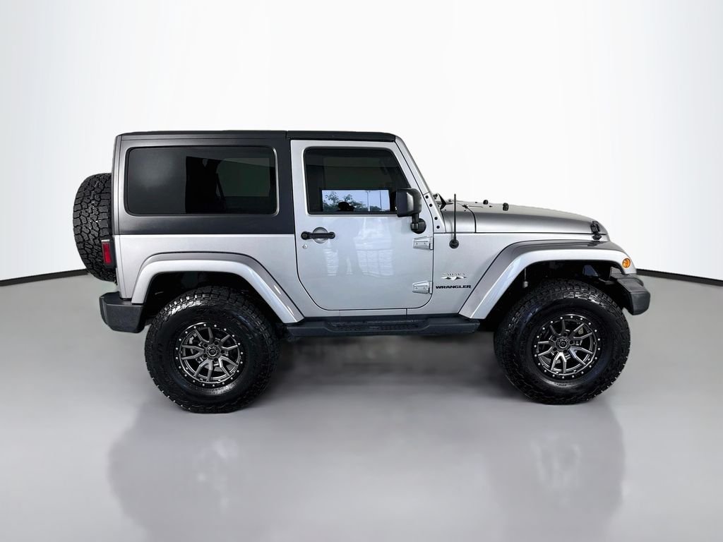 Used 2016 Silver Jeep Sahara image 8