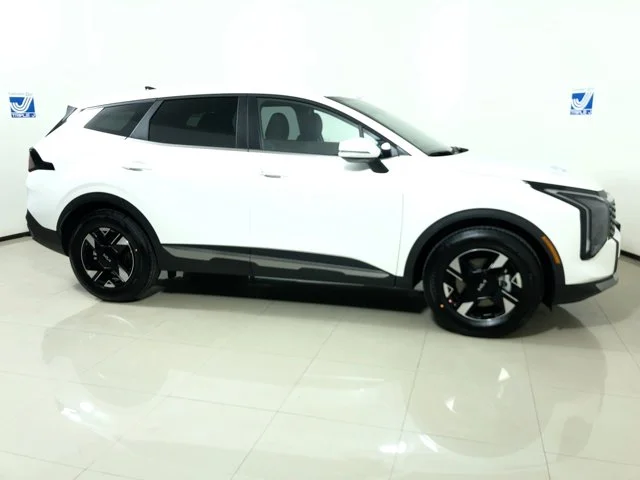 New 2026 SNOW WHITE PEARL Kia LX image 7