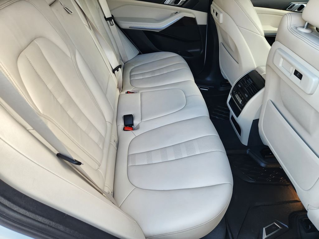 Used 2019 White Metallic BMW xDrive40i image 31