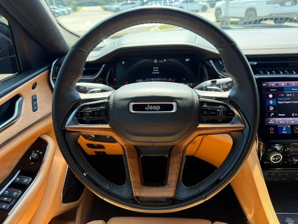 Used 2023 Gray Jeep Summit Reserve image 9
