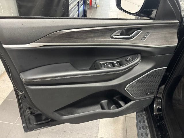 Used 2021 Diamond Black Crystal Pearlcoat Jeep Limited image 14