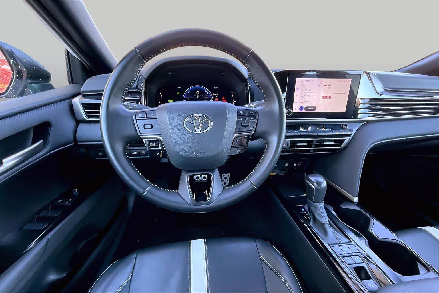 Used 2025 Ice Cap Toyota SE image 6