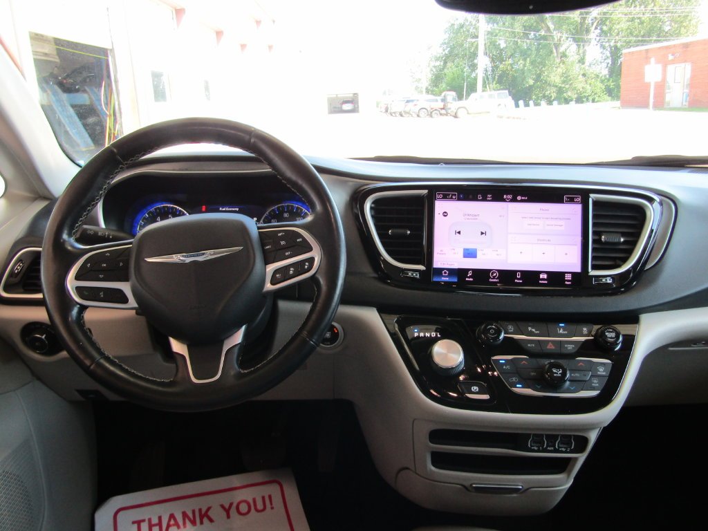 Used 2021 Silver Chrysler Touring L image 5