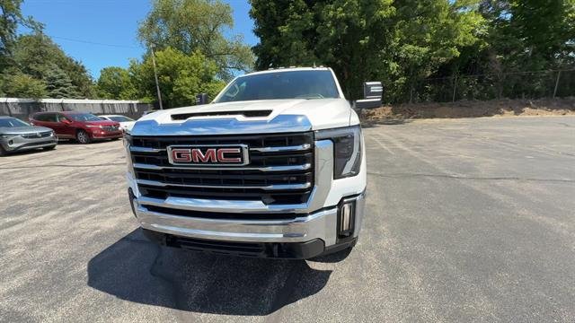 Used 2024 Summit White GMC SLE image 3