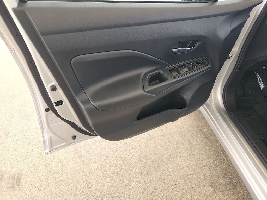 Used 2025 Silver Nissan 1.6 SV image 28