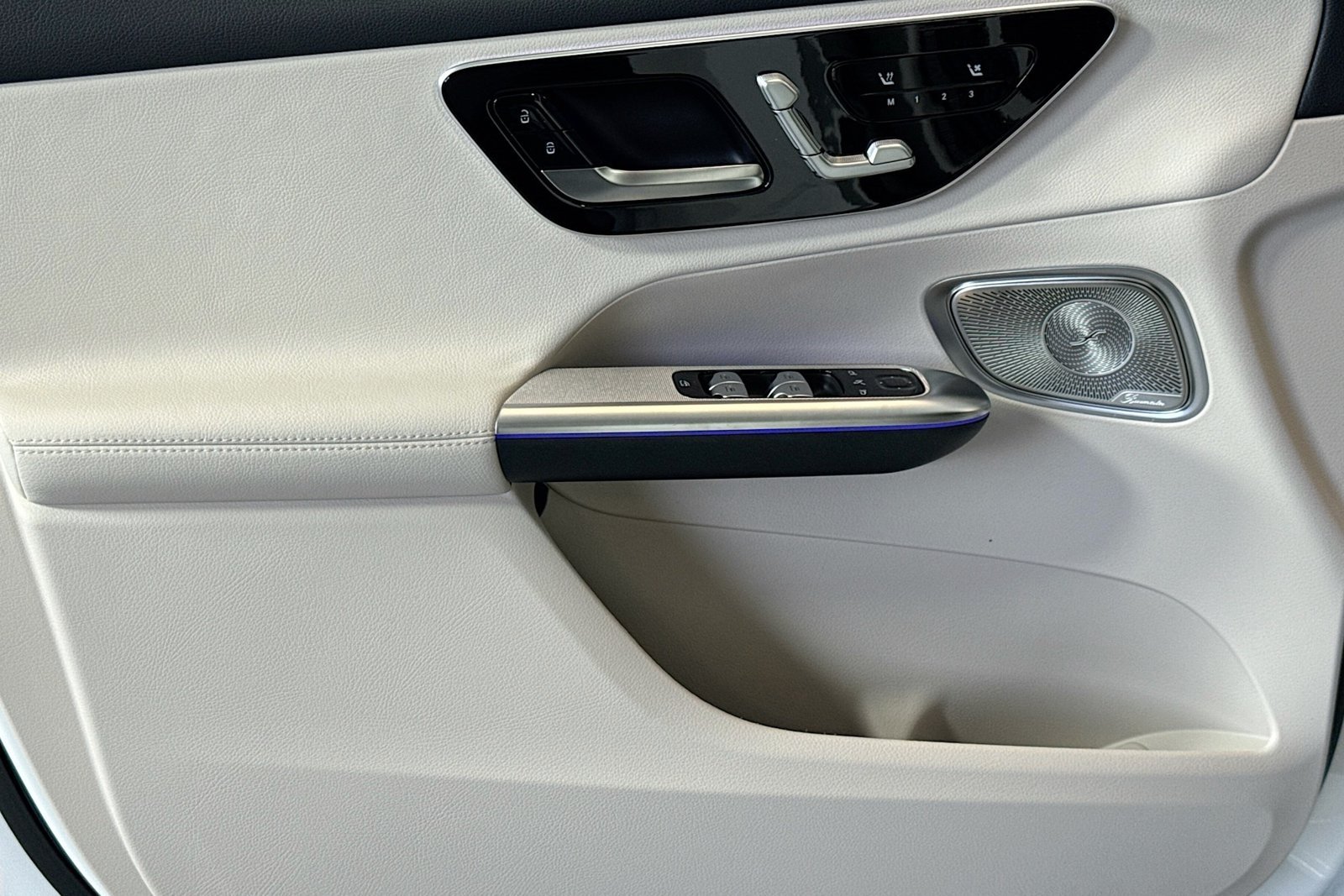 New 2026 Polar White Mercedes-Benz GLC 300 image 16