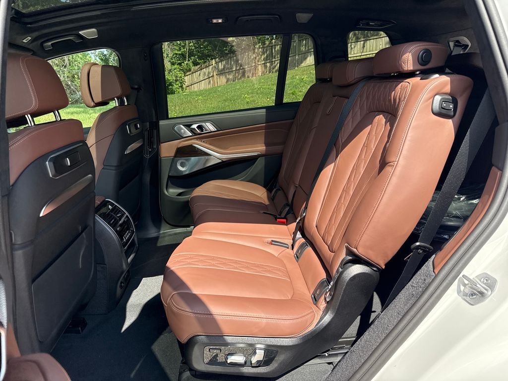 New 2027 White BMW M60i image 23